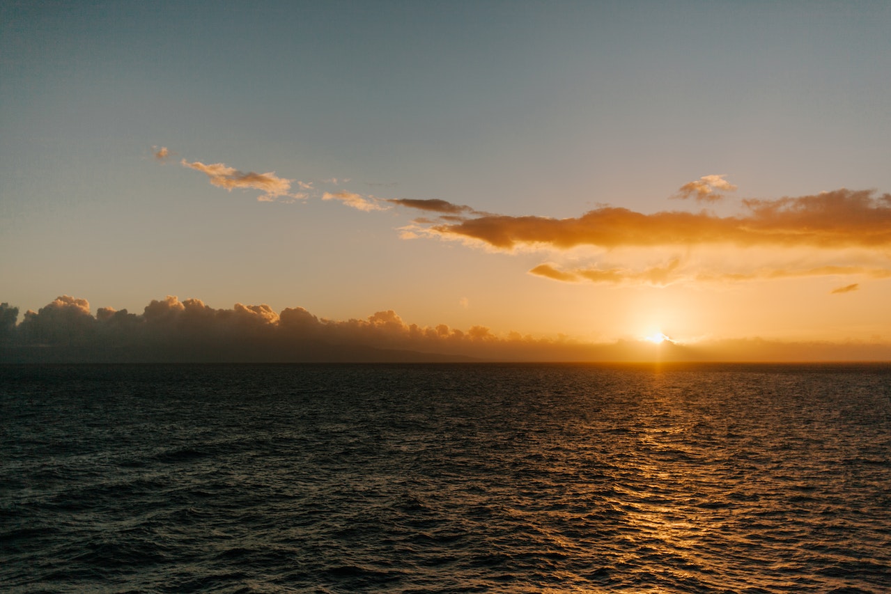 O belo por-do-sol sobre o oceano em Prado.Imagem livre de direitos autorais.