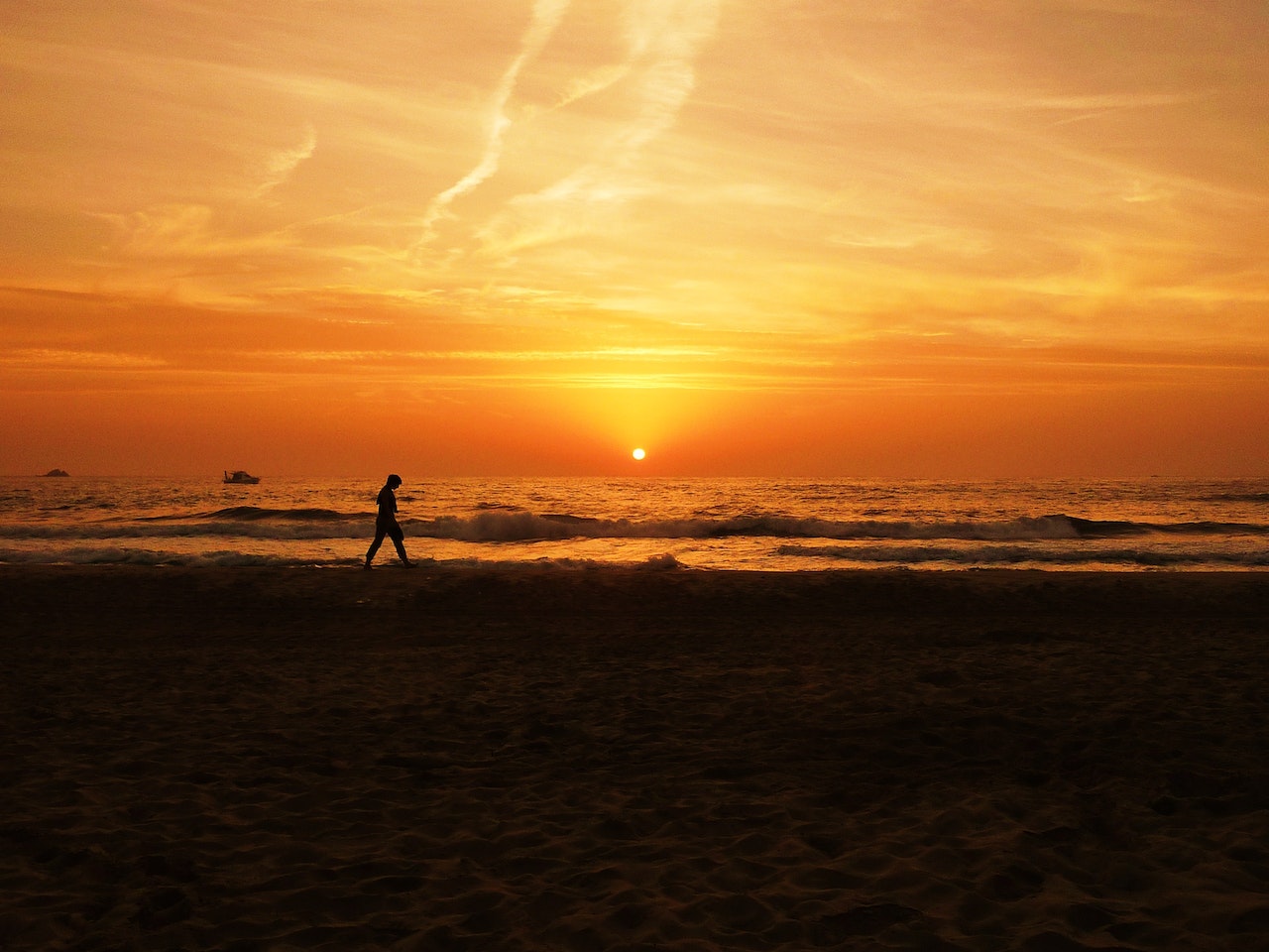 Aproveitar o por-do-sol sobre o oceano.Imagem livre de Direitos Autorais.